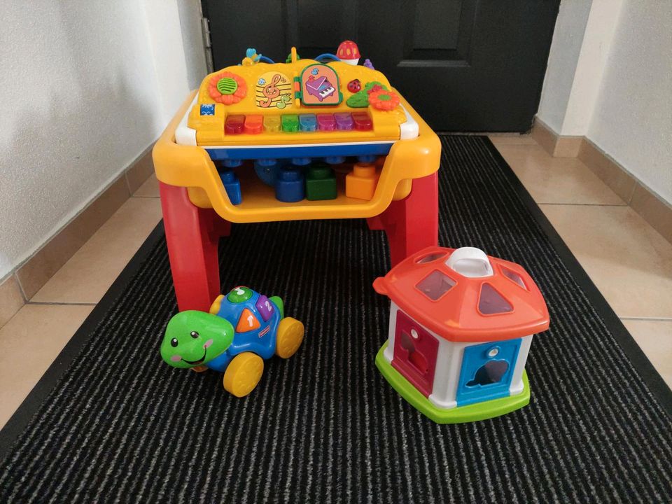 Babylernspielzeug und Spieltisch in Essenbach