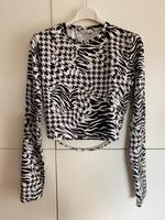 Shirt schwarz/weiß von Bershka Gr. M mit tollem Rückenausschnitt Bayern - Traunstein Vorschau