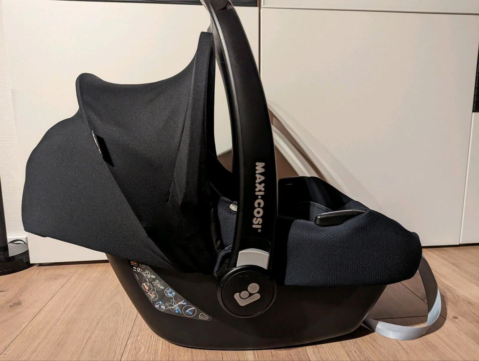 Babyschale MaxiCosi CabrioFix inkl. Isofix Base in Burkardroth