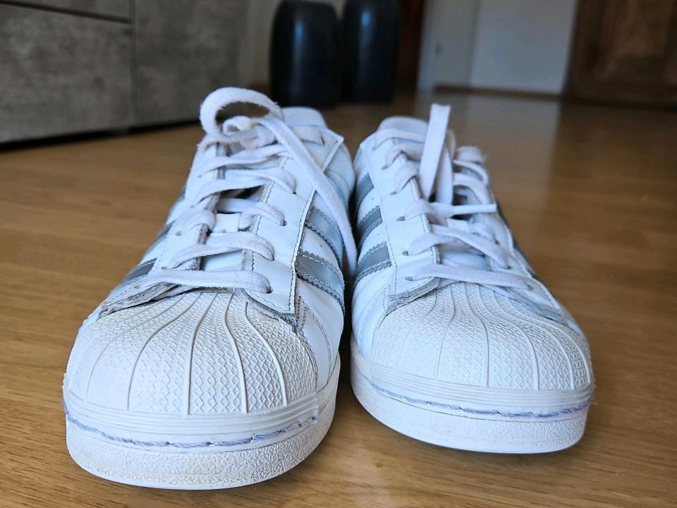 Adidas Superstar Sneaker 39 1/3 weiß silber in Grevenbroich