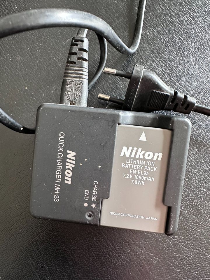 Nikon D3000 incl. 55-200mm Objektiv, Ladegerät und Ersatz Akku in Aachen
