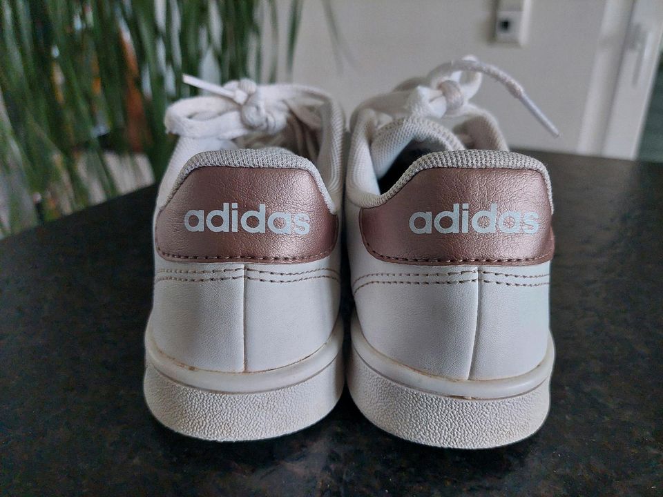 Adidas Sneacker weiß Mädchen Gr 33,5 in Regensburg