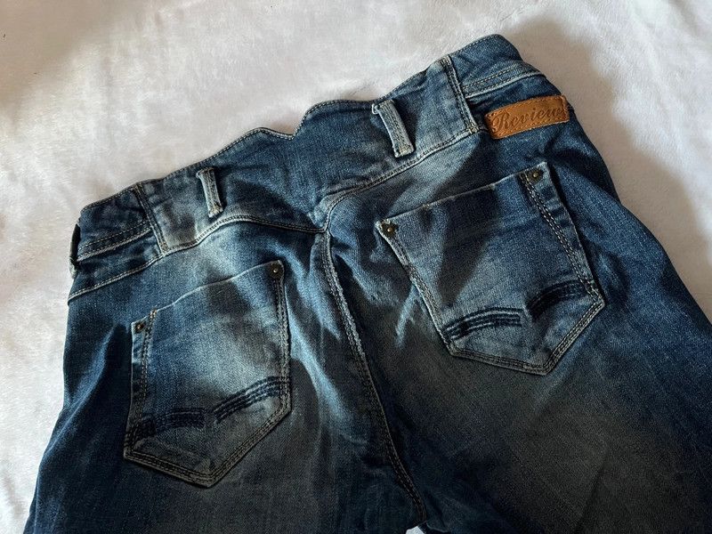 Zerrissene Jeans von Review in Bruchsal