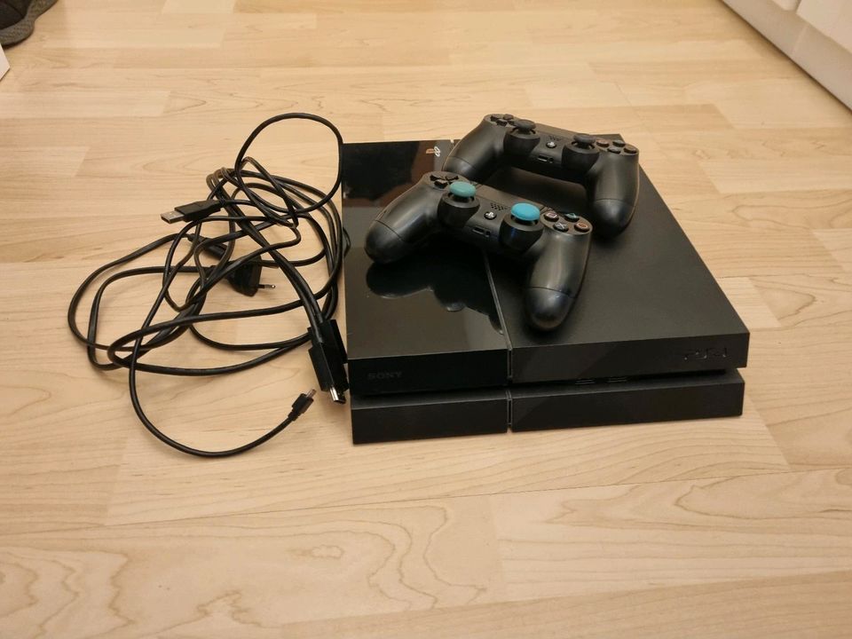 PS4 inkl. 2 Controller in Hamburg