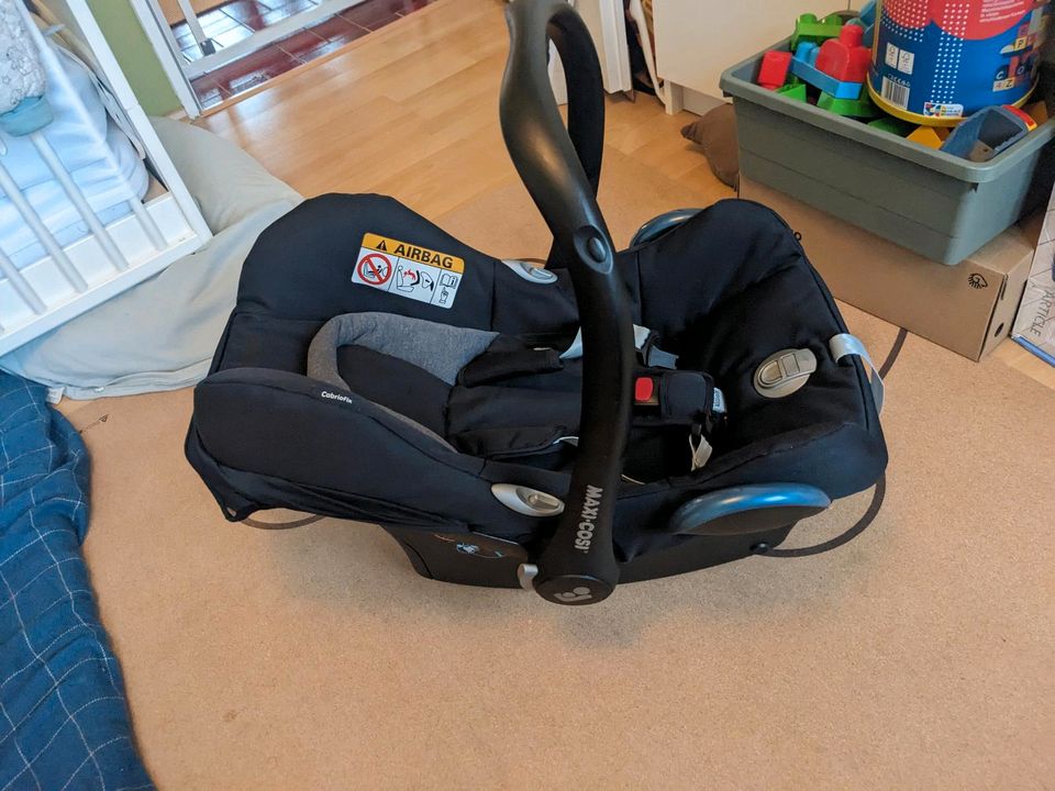 Maxi Cosi Cabriofix Essential Black inkl. Neugeboreneneinsatz in Stolberg (Rhld)