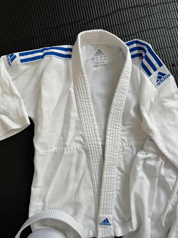 Judo Anzug Adidas 120-130 cm in Korschenbroich