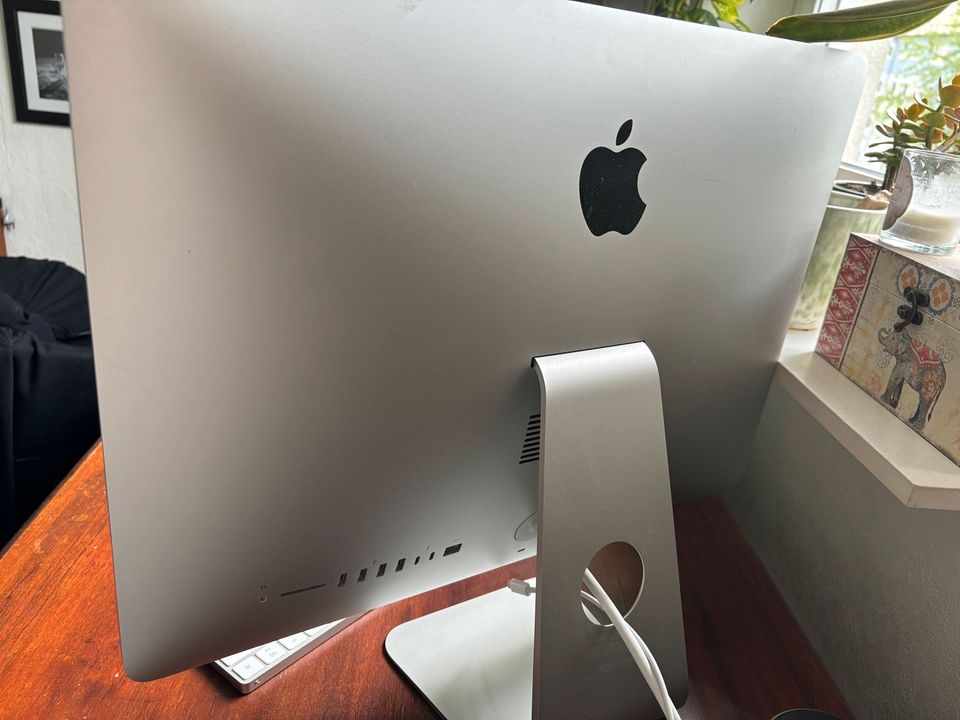 Apple iMac 21,5 - MIT Tastatur in Berlin