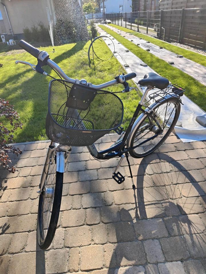 Victoria Damenfahrrad 28 Zoll mit Korb in Berlin