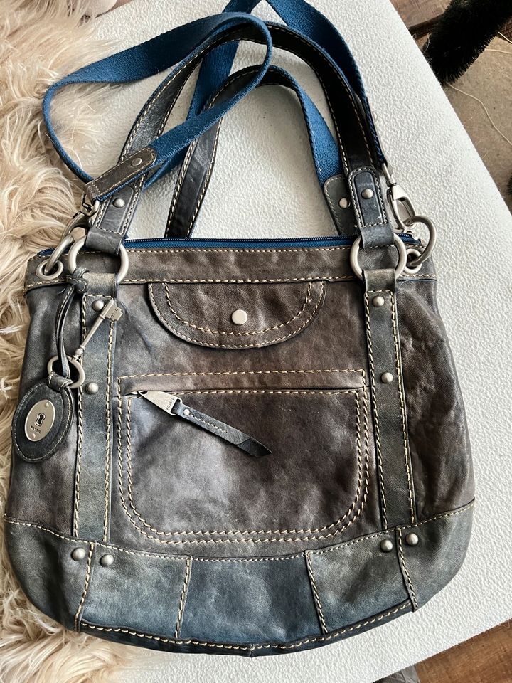 Ledertasche von Fossil in blau - NP 169€ in Münzenberg