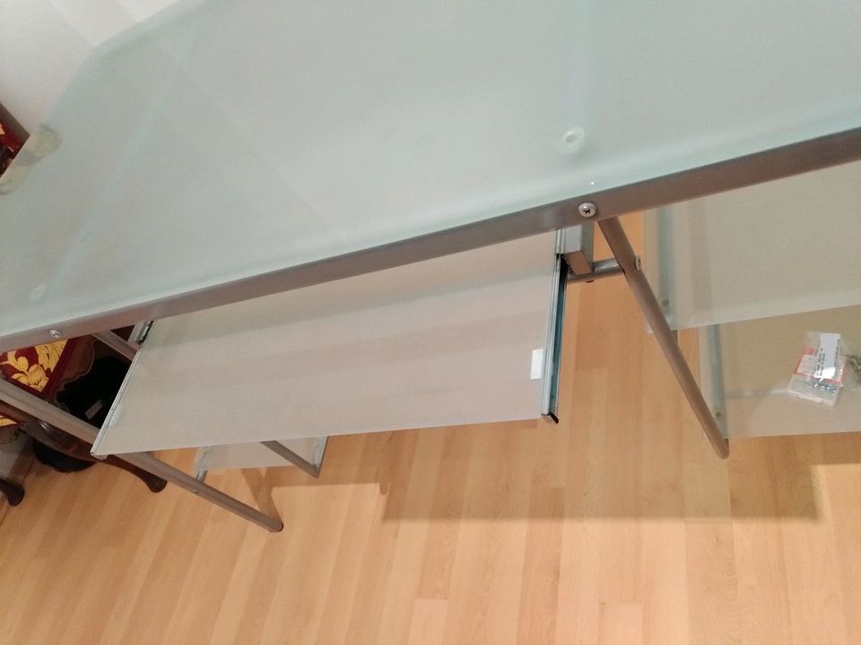 Schreibtisch aus Metall und Milchglasplatten in Duisburg