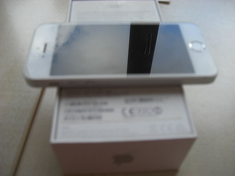 geb.iPhone 5SE 32GB Silber/Weiss ind sehr gutem Zustand in München