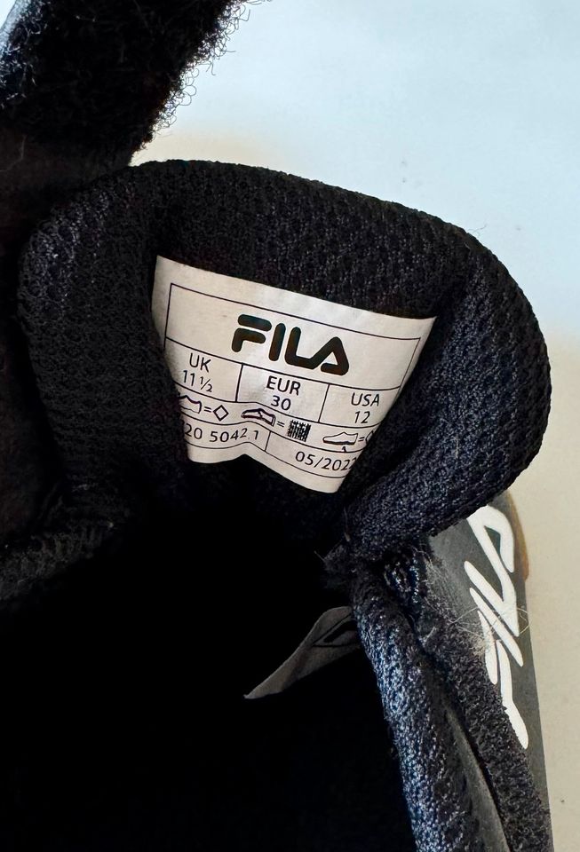 FILA Turnschuhe schwarz Gr. 30 in Traunreut