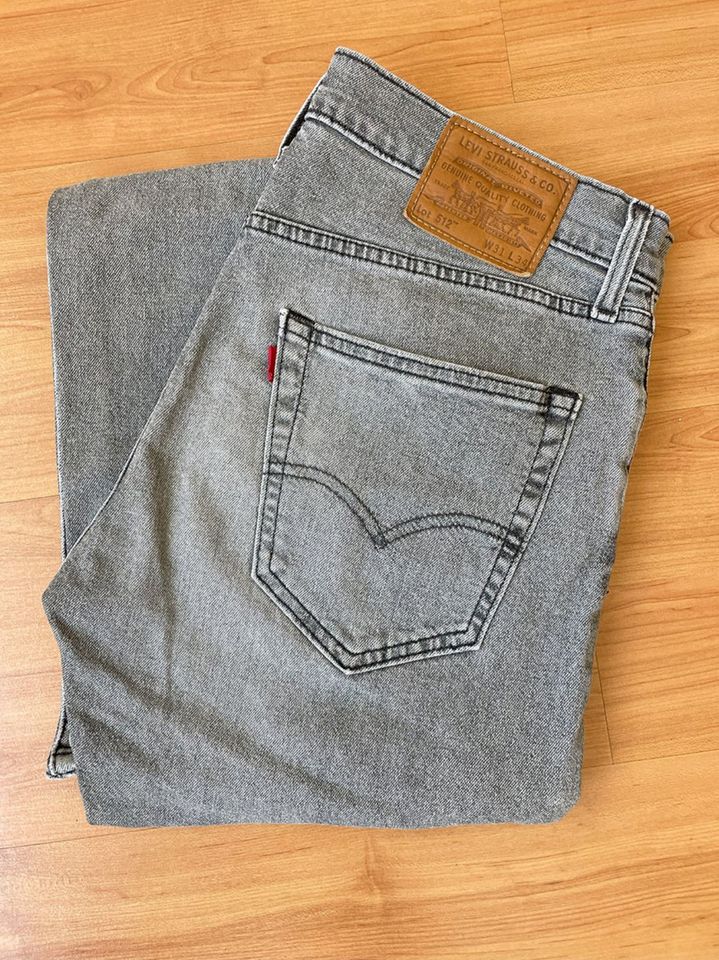 Levi's 512 + Herren + W31 L34 + grau + sehr guter Zustand in Berlin