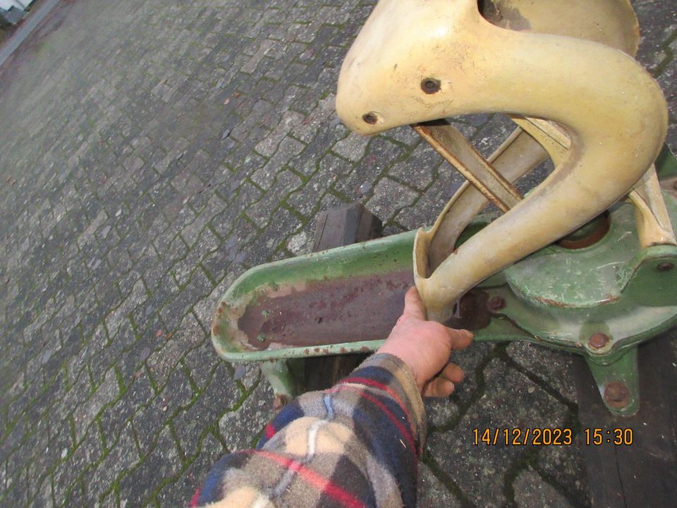 Alte - intakte - Tränke Pumpe - mit Gestell - Marke: OASE - 38kg in Lemgow