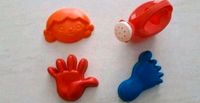Sandkasten-Spielzeug: Gießkanne und 3 Förmchen Hand Fuß Gesicht Köln - Rath-Heumar Vorschau