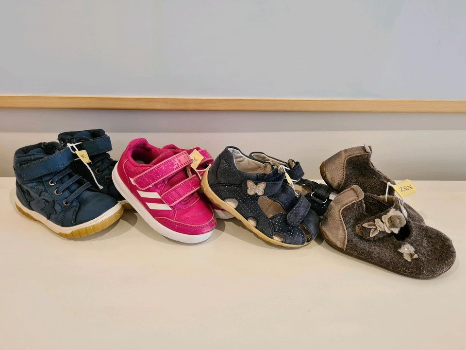Schuhe Größe 23, Halbschuhe / Sandalen / Sneaker / Hausschuhe in Aue