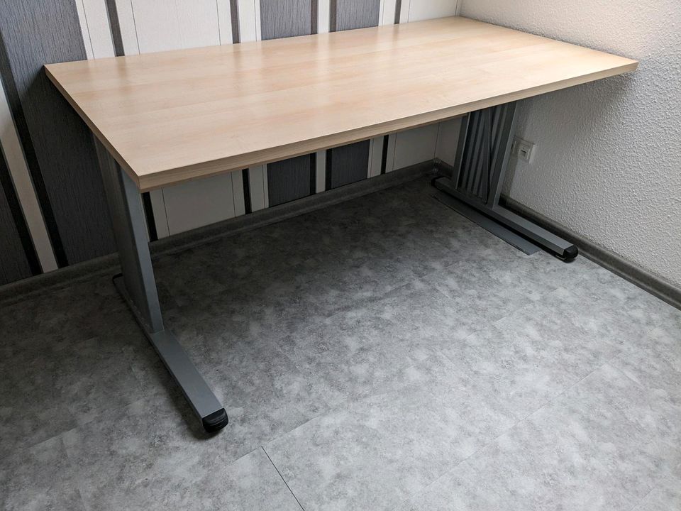 Schreibtisch 1,60*80 in Bernsdorf