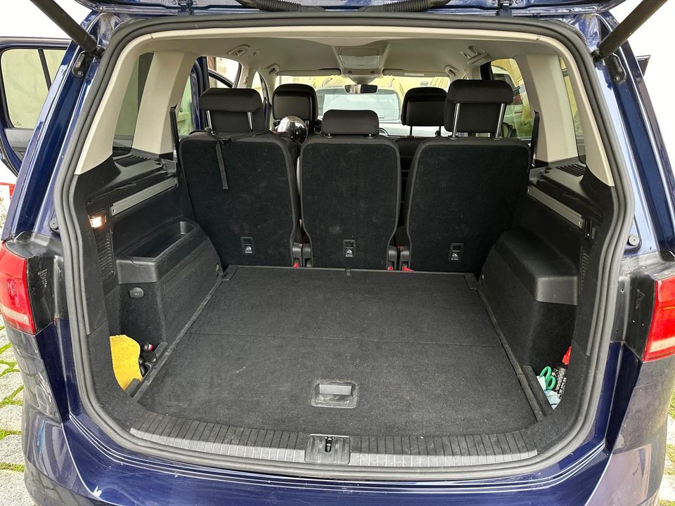 VW Touran • 190 PS• DSG • Massagesitz • Apple Car•Keyless Go in Konstanz