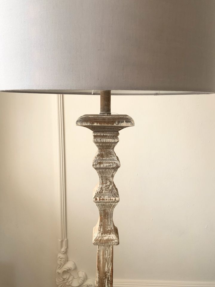 Stehlampe mit Lampenfuss von Cote Table und grauem Lampenschirm in Türkenfeld