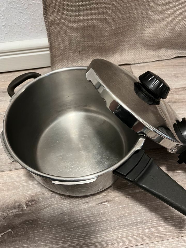 Schnellkochtopf von Fissler, Vitavit, 4,5 L, VB in Hameln