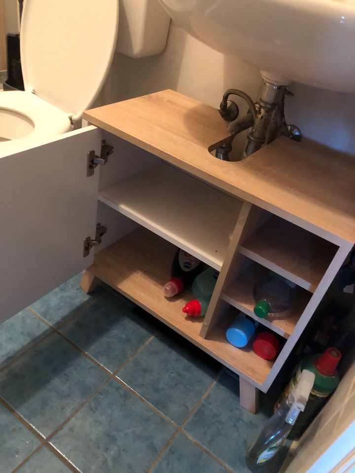 Zweiteiliges Set: Badezimmerschrank mit Spiegel plus Unterschrank in Unterschleißheim