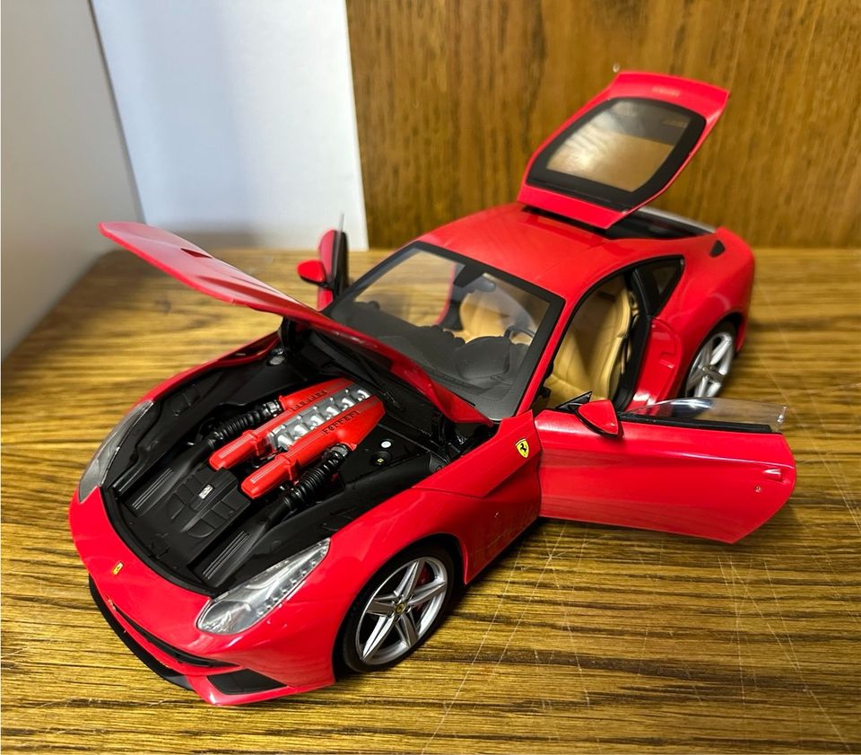 Modellauto 1:18 ELITE Ferrari F12 Berlinetta Hot-Wheels in Frankfurt am Main