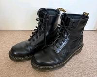 Dr. Martens 8 Loch Boots Stiefel Schuhe Gr. 39 schwarz Sachsen-Anhalt - Halle Vorschau