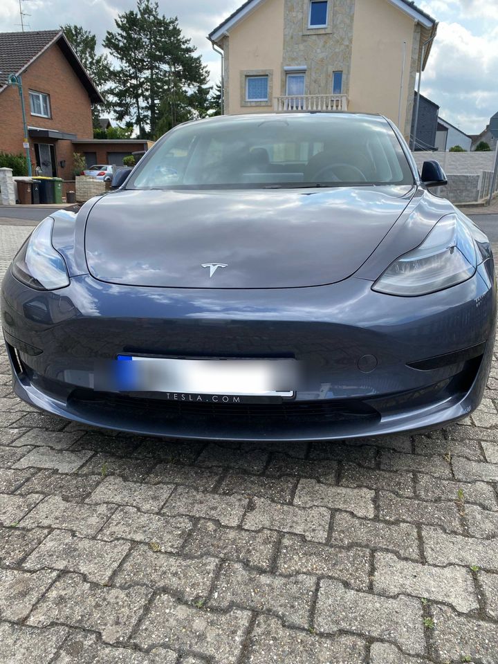 Tesla Model 3 SR+ grau in Niederkassel