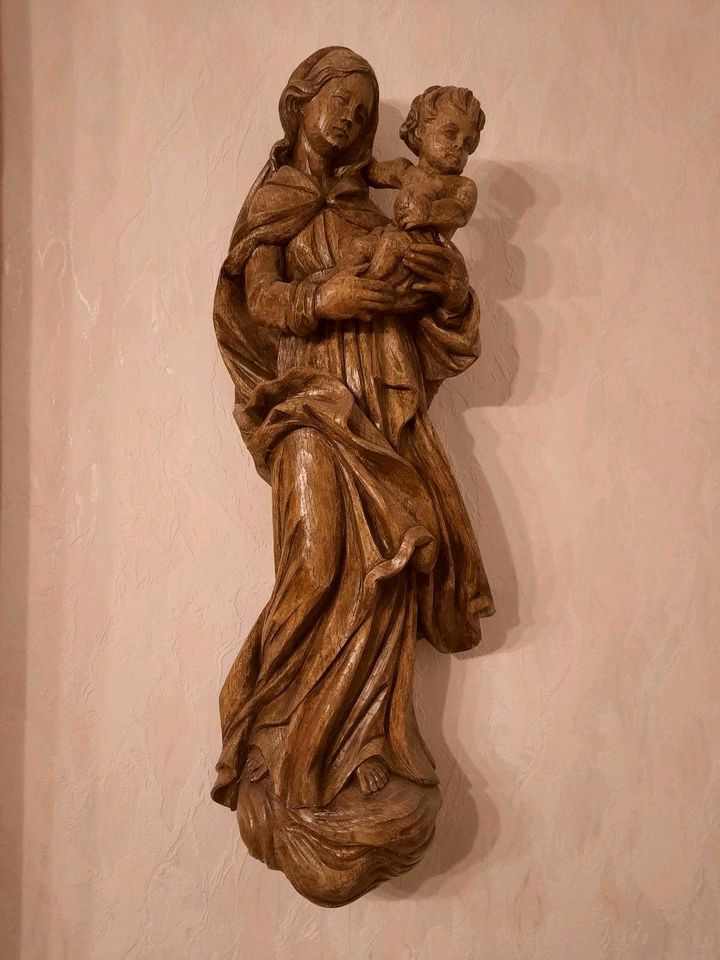 Madonnenfigur mit Jesuskind in Himmelstadt