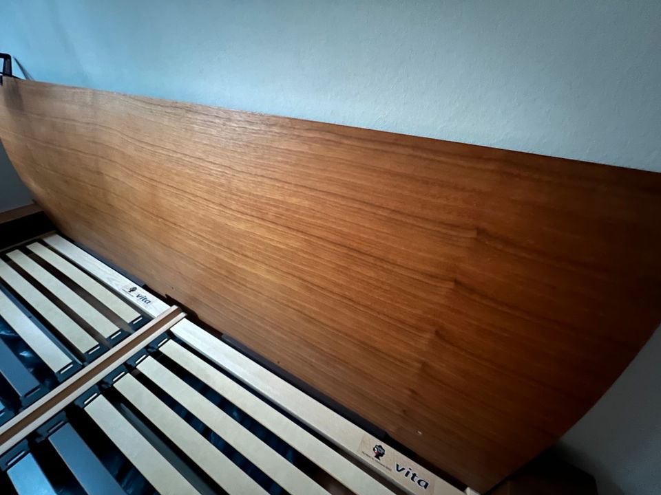 Designer Bett aus Holz vom Nussbaum für 180x200cm Matratzen in Berlin
