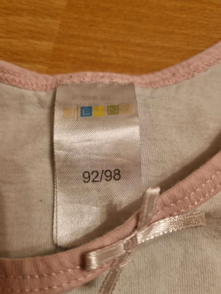 2 gleiche Unterhemden, 2 Unterhosen Größe 92/98 in Hirschau