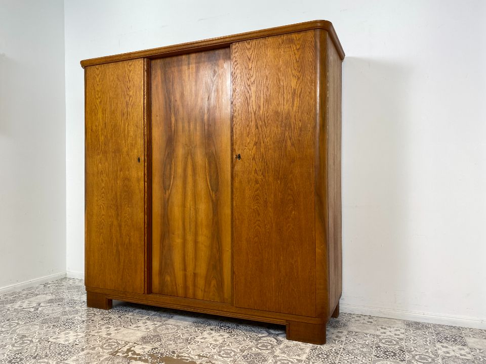 WMK Sehr schöner & gut erhaltener Mid-Century Kleiderschrank aus massivem Eichenholz mit Schubladen & perfekter Aufteilung # Schrank Wäscheschrank Schlafzimmerschrank Wardrobe 50er Vintage Art Deco in Berlin