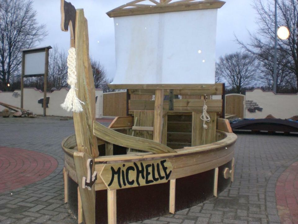 Schiffspielplatz, Sandkasten, Holzschiff, Holzspielzeug in Rickling