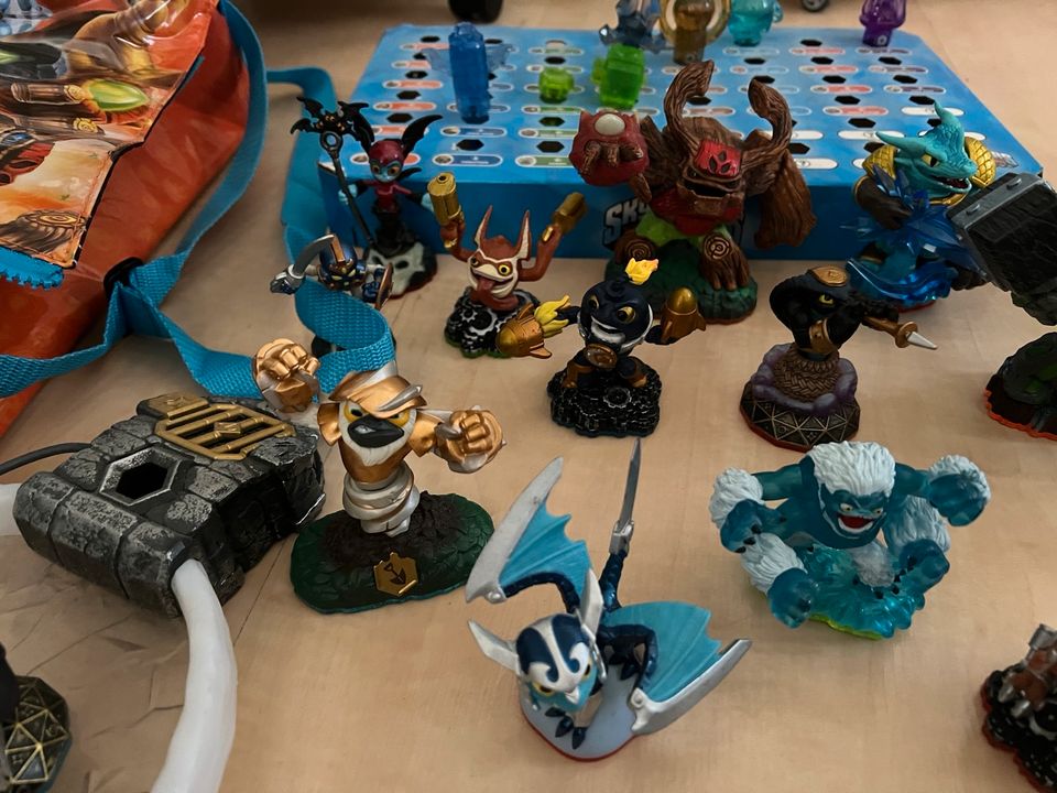 PS3 Skylanders Figuren mit Tasche und Spiel in Vlotho