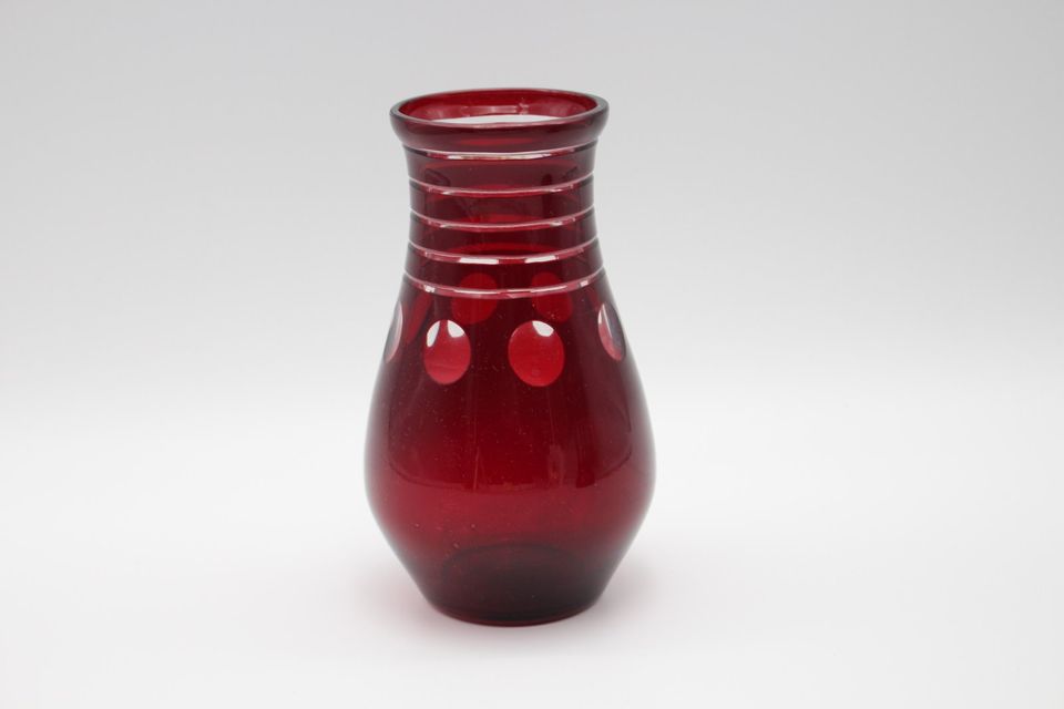 Böhmische Vase aus Glas mit rotem Überfang Schälschnitt in Berlin