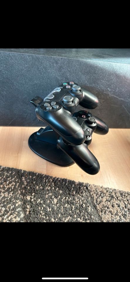 Ps4 mit kontroller und spielen in Bergneustadt