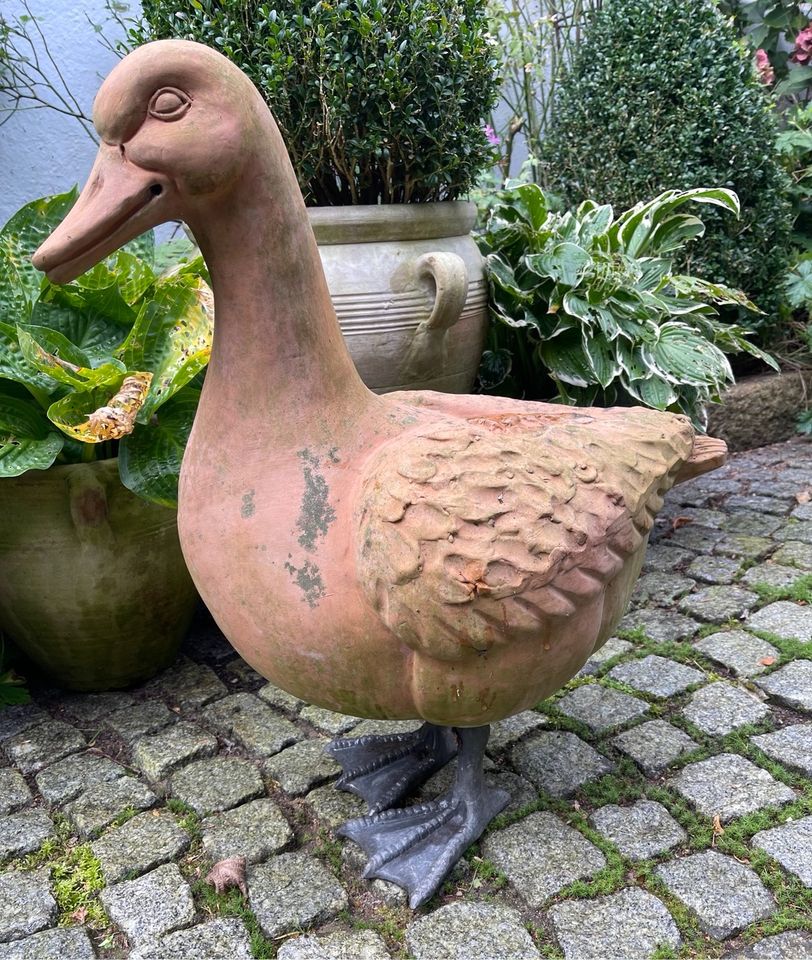 Osterdeko, große Gans, Gartendeko, Ton. Gartenfigur in Flensburg