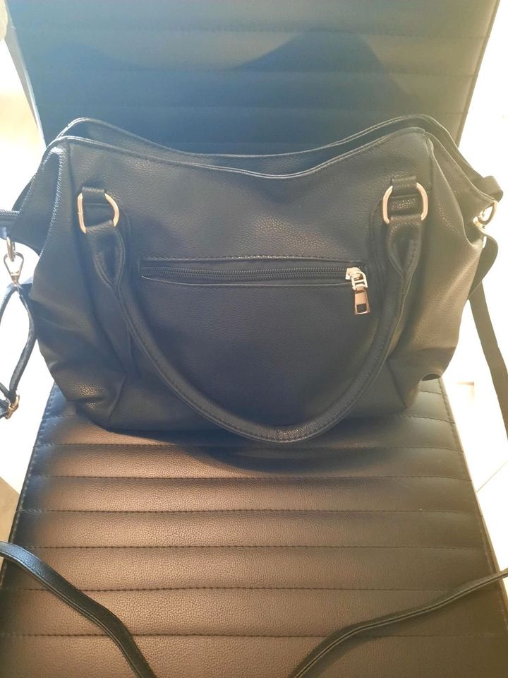 Neue schwarze Handtasche in Herford