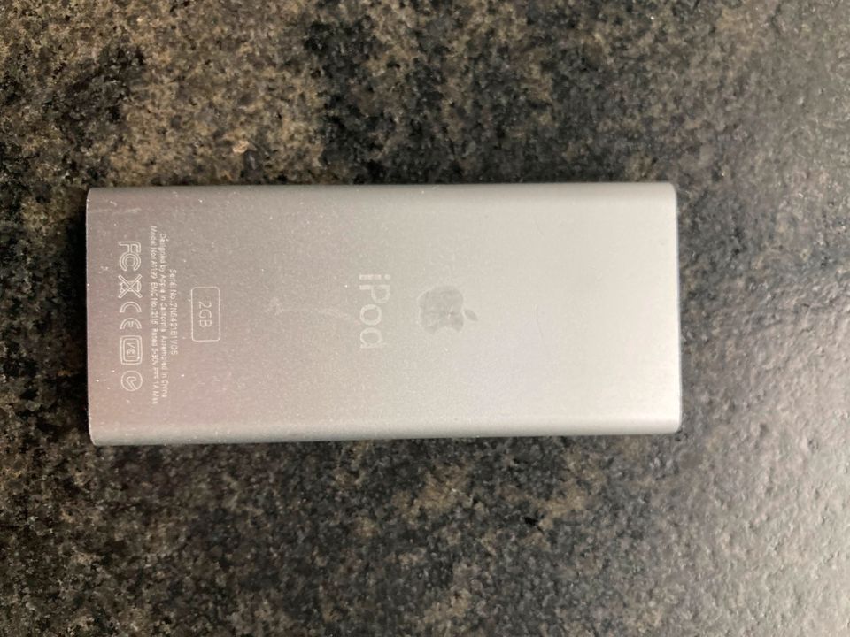 iPod Nano 2GB silber mit Ladekabel in Petershausen