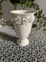 Romantische Blumenvase in creme auch Tischdecke mit Rosenmotiv Hessen - Dietzenbach Vorschau