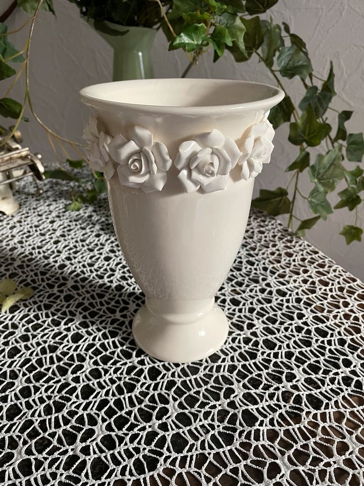 Romantische Blumenvase in creme auch Tischdecke mit Rosenmotiv in Dietzenbach