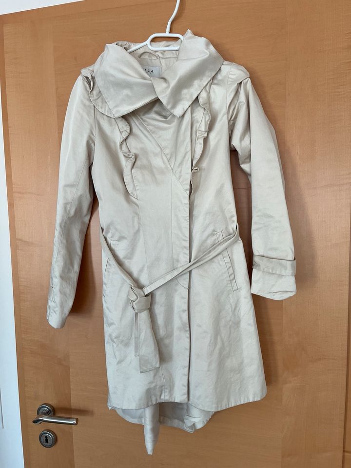 Vila Mantel Jacke beige Gr. XS 34 Volant in Kempten