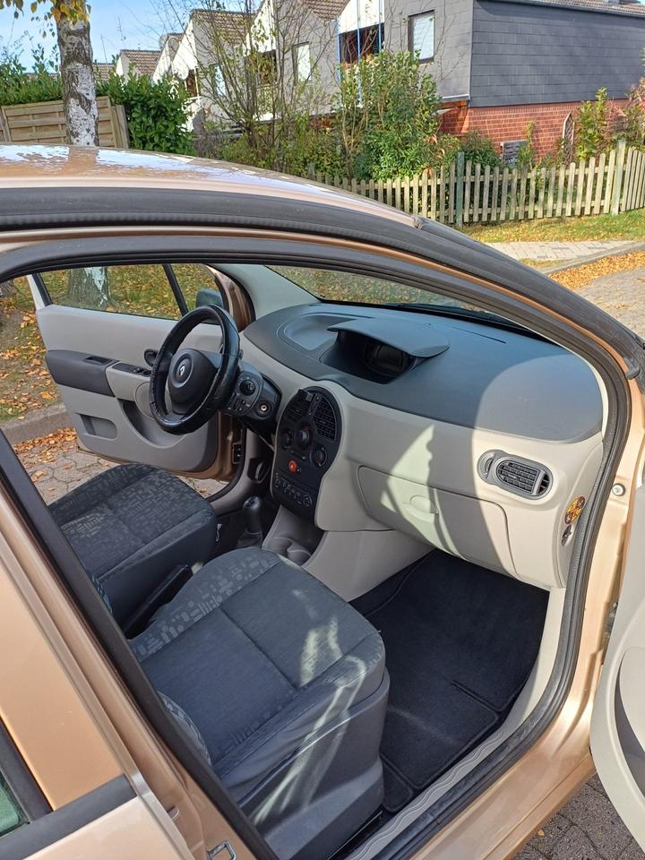 Renault modus 2005 16V mit einem Stand für zwei Fahrräder in Bremervörde