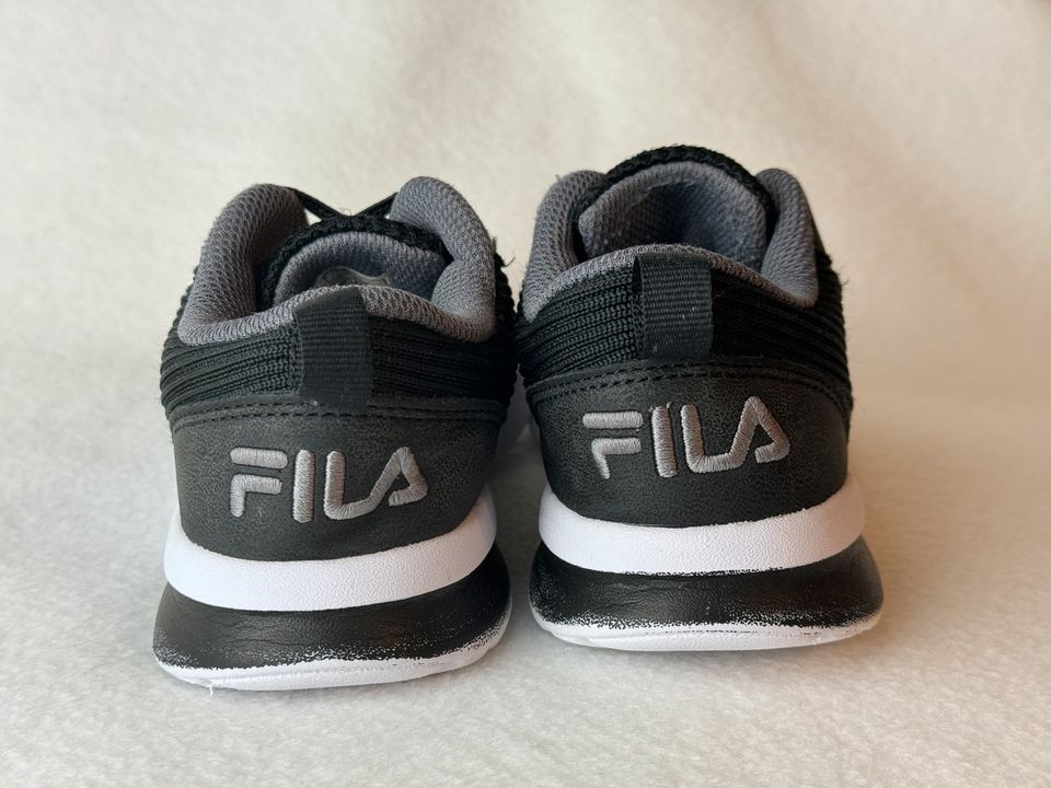 Fila Kinderschuhe 31 schwarz Sneaker Turnschuh Sportschuh in Kelkheim
