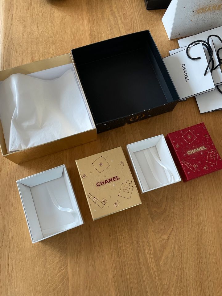 Original Chanel Dior Boxen Taschen Kamelien Anhänger CC Limitiert in Remscheid