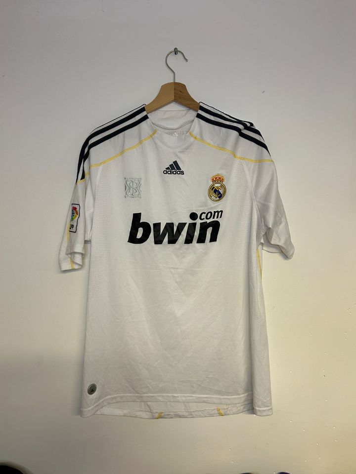 Real Madrid 2009-10 Home Shirt in Köln