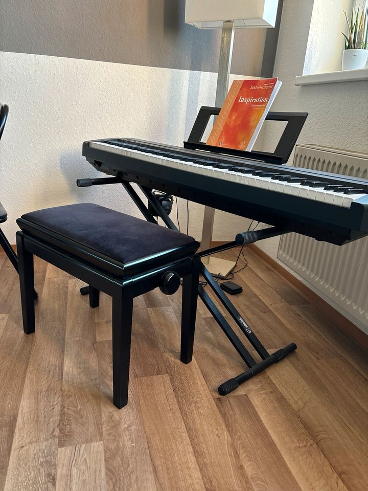E-Piano mit Ständer und Klavierhocker in Stralsund