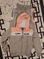 Tommy Hilfiger Kinder- Anzug Neu Gr.116 Niedersachsen - Vordorf Vorschau