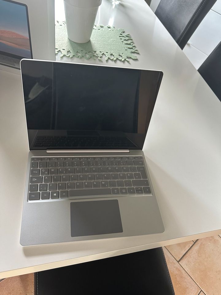 Microsoft Surface Laptop Go in Zierenberg