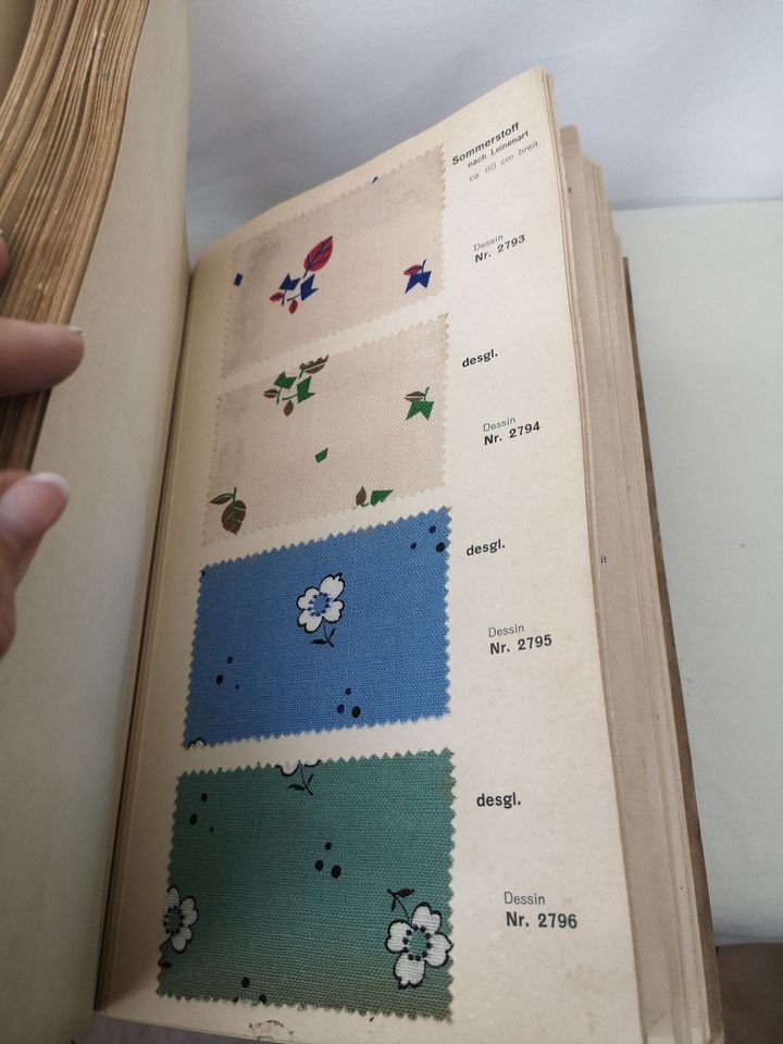 Riesiges altes Stoffmusterbuch von 1934, 30er Jahre, Stoff Muster in Niedermohr